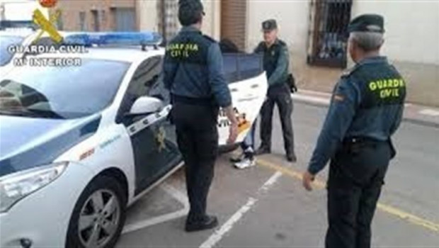 ep agentes de la guardia civil en el momento de la detencion por robo con violencia en purchena