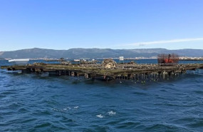 ep archivo   batea de mejillones en a illa de arousa