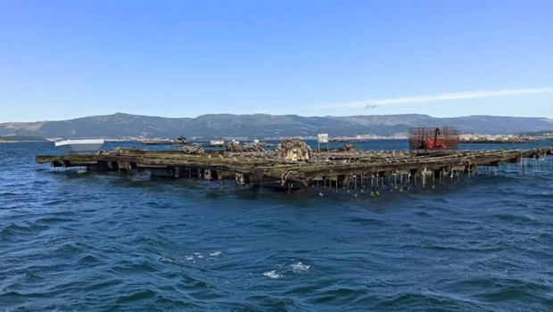 ep archivo   batea de mejillones en a illa de arousa