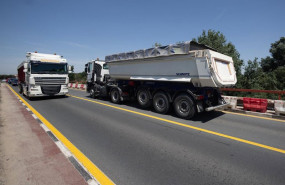 ep archivo   camiones a su paso por el puente de zulema