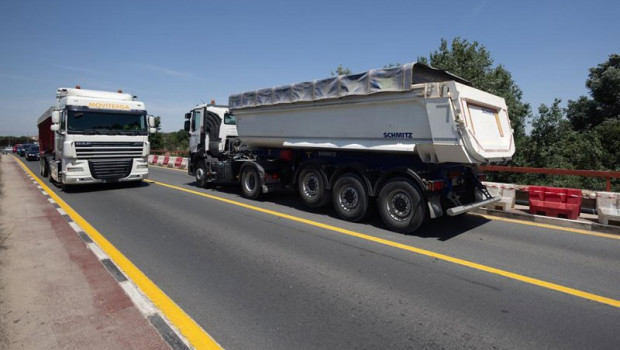 ep archivo camiones a su paso por el puente de zulema ep archivo camiones a su paso por el puente de zulema