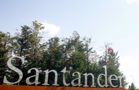 ep archivo   cartel del banco santander en la ciudad grupo santander comunidad de madrid