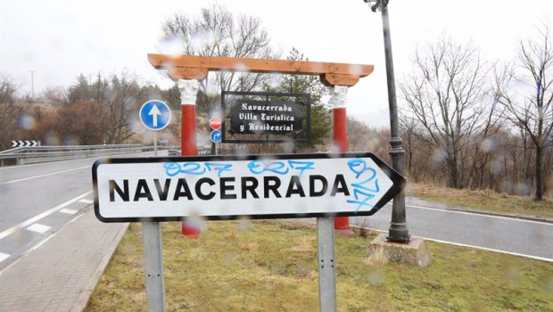 ep archivo - cartel indicativo de direccion de navacerrada en madrid espana a 25 de enero de 2021 la