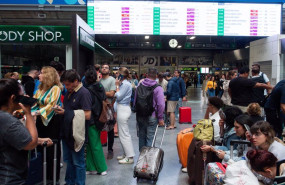 ep archivo   cientos de viajeros con sus viajes cancelados esperan en la estacion de atocha almudena