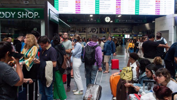 ep archivo cientos de viajeros con sus viajes cancelados esperan en la estacion de atocha almudena ep archivo cientos de viajeros con sus viajes cancelados esperan en la estacion de atocha almudena