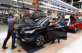 ep archivo   dos trabajadores en la linea de produccion del seat leon en la fabrica de martorell