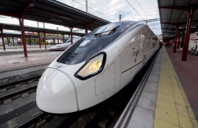 ep archivo   el tren de alta velocidad de la serie 106 en el ande de la estacion de chamartin clara
