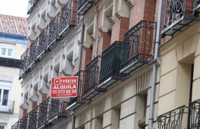 ep archivo   imagen de recurso de un anuncio de un piso en alquiler en madrid espana a 31 de marzo