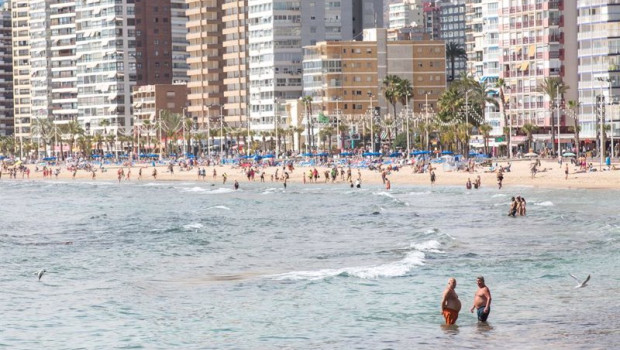 ep archivo   numerosas personas se banan y toman el sol en la playa de poniente en benidorm alicante