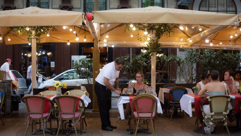 ep archivo un camarero atendiendo una mesa en un restaurante de barcelona ep archivo un camarero atendiendo una mesa en un restaurante de barcelona