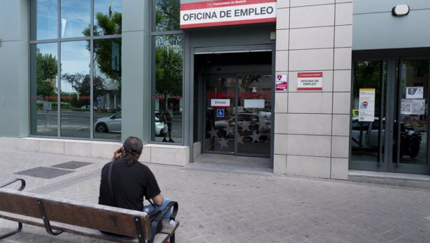 ep archivo   un hombre frente a las puertas de la oficina del sepe de mendez alvaro a 27 de abril de
