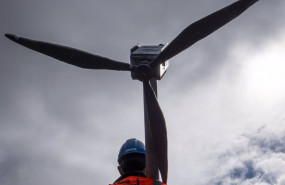 ep archivo un trabajador de vestas lleva un molino en una marcha contra el cierre de la fabrica de ep archivo un trabajador de vestas lleva un molino en una marcha contra el cierre de la fabrica de
