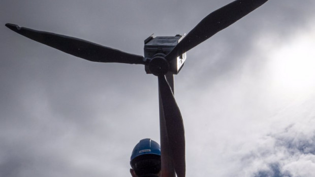 ep archivo   un trabajador de vestas lleva un molino en una marcha contra el cierre de la fabrica de
