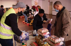 ep archivo   un voluntario entrega alimentos en la asociacion manos hacia la humanidad a 15 de