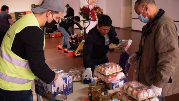 ep archivo   un voluntario entrega alimentos en la asociacion manos hacia la humanidad a 15 de