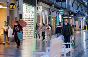 ep archivo   varias personas pasean en una calle comercial
