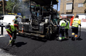 ep archivo   varios operarios trabajan en la renovacion del pavimento de una calle de madrid