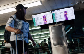 ep carteles con las horas de llegada de los trenes en la estacion de atocha a 4 de mayo de 2025 en