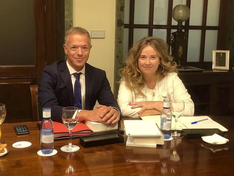 ep cristina ayala senadora del pp junto al tambien burgales ander gil portavoz de psoe en el senado