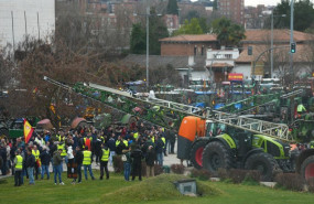 ep decenas de agricultores y ganaderos con tractores se concentran frente a las cortes de castilla y