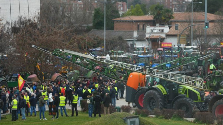Decenas de agricultores y ganaderos con tractores se concentran frente a las Cortes de Castilla y León | Photogenic/Claudia Alba - Europa Press ep decenas de agricultores y ganaderos con tractores se concentran frente a las cortes de castilla y