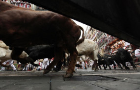 ep decenaspersonas corren delantelos torosprimer encierrolas fiestassan ferminpamplona navarra
