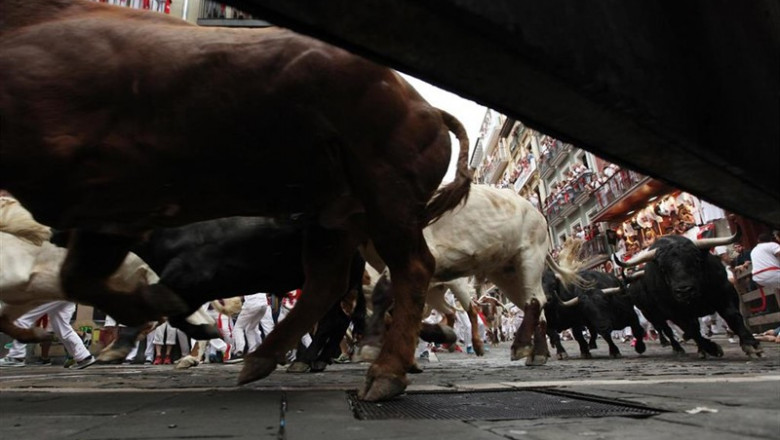ep decenaspersonas corren delantelos torosprimer encierrolas fiestassan ferminpamplona navarra