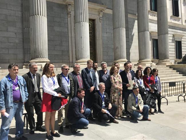 Diputados y asociaciones por el autoconsumo, frente al Congreso | EN COMÚ PODEM ep diputadosasociacionesautoconsumo frentecongreso