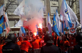 ep economia- incidentestrabajadoresalcoala policia frentecongres