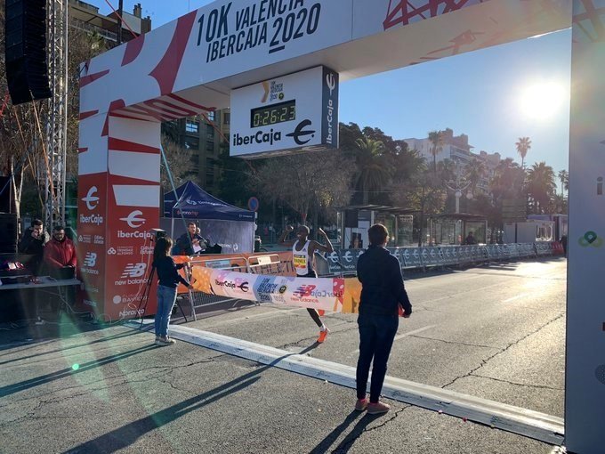 ep el atleta keniano rhonex kipruto ha batido este domingo el record del mundo de 10000 metros en la ep el atleta keniano rhonex kipruto ha batido este domingo el record del mundo de 10000 metros en la