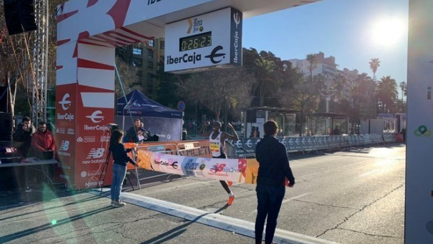 ep el atleta keniano rhonex kipruto ha batido este domingo el record del mundo de 10000 metros en la