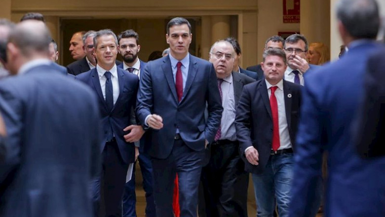 El portavoz del PSOE en el Senado, Ander Gil (1i), el presidente del Gobierno, Pedro Sánchez (2i), en la Cámara Alta. | Ricardo Rubio - Europa Press - Archivo ep el portavoz del psoe en el senado ander gil 1i el presidente del gobierno pedro sanchez 2i en la