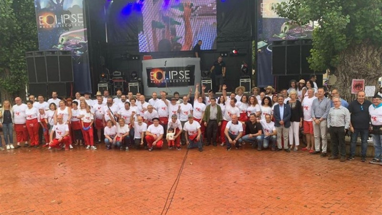 Foto de grupo de la Feria de la Sidra de Escalante, publicada en el Tiwtter de Miguel Ángel Revilla, en la que aparecen, además del presidente y otras personas, el agresor y víctima del caso de violencia de género en la localidad cántabra | TWITTER ep fotogrupola feriala sidraescalante publicadatiwttermiguel angel revilla enque aparecen ademaspresidenteotras personas agresorvictimacasoviolenciagenerola localidad cantabra