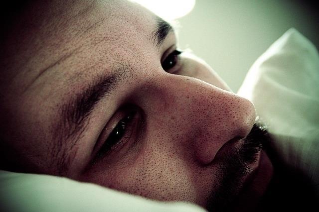ep hombre tristela cama