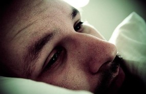 ep hombre tristela cama