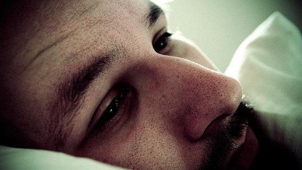 ep hombre tristela cama