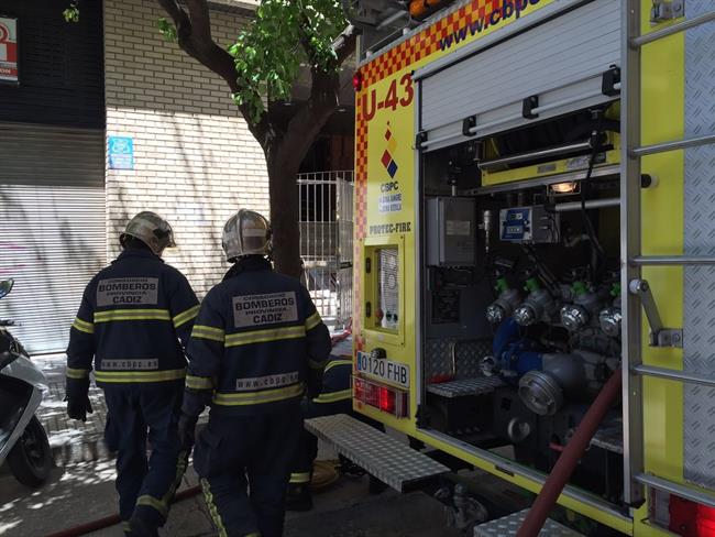 Intervención de los bomberos de Cádiz en el incendio de una vivienda | EUROPAPRESS/BOMEROSCÁDIZ ep intervencionlos bomberoscadizincendiouna vivienda