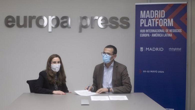 La directora de desarrollo de negocio de Europa Press, Candelas Martín de Cabiedes, y el director general de 'Madrid Platform', Carlos Morales, durante la firma del convenio de colaboración | EUROPA PRESS ep la directora de desarrollo de negocio de europa press candelas martin de cabiedes y el director