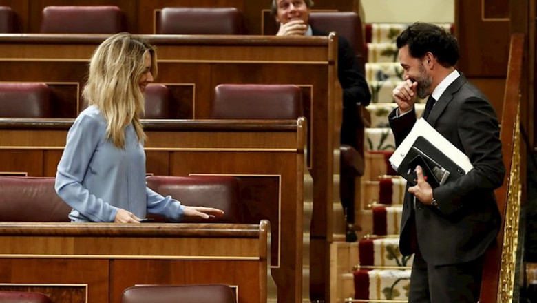 La portavoz del PP en el Congreso, Cayetana Álvarez de Toledo, conversa con su compañero Guillermo Mariscal | Pool ep la portavoz del pp en el congreso cayetana alvarez de toledo conversa con su companero guillermo