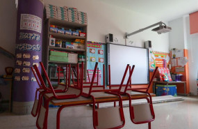 ep mesas y sillas recogidas en un aula del centro de educacion infantil la gacela de valencia
