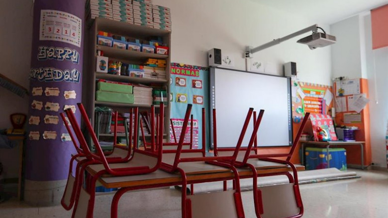 ep mesas y sillas recogidas en un aula del centro de educacion infantil la gacela de valencia