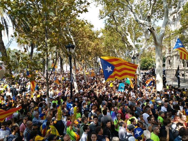 Movilización soberanista ante la sede del TSJC. | EUROPA PRESS ep movilizacion soberanistala sedetsjc