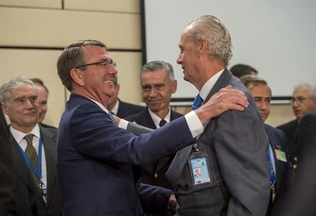 Pedro Morenés junto a Ashton Carter en la reunión de la OTAN | MINISTERIO DE DEFENSA ep pedro morenesa ashton carterla reunionla otan