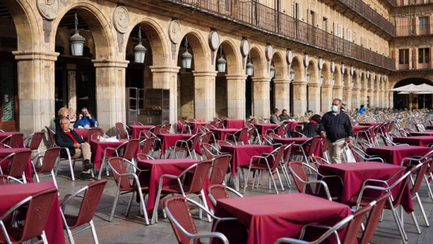 ep pocas personas en una terraza de la plaza mayor de salamanca
