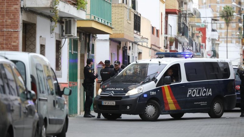 Registo de la casa en un barrio de Sevilla donde vivía el yihadista detenido en Marrueco y que presuntamente pretendía atentar en la Semana Santa de Sevilla. | Jesús Prieto - Europa Press ep registola casaun barriosevillavivia yihadista detenidomarrueco y que presuntamente pretendia atentarla semana santasevilla