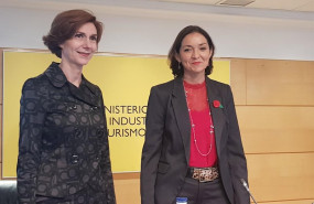 ep reyes maroto minstra de industria comercio y turismo en funciones y e isabel oliver secretaria de