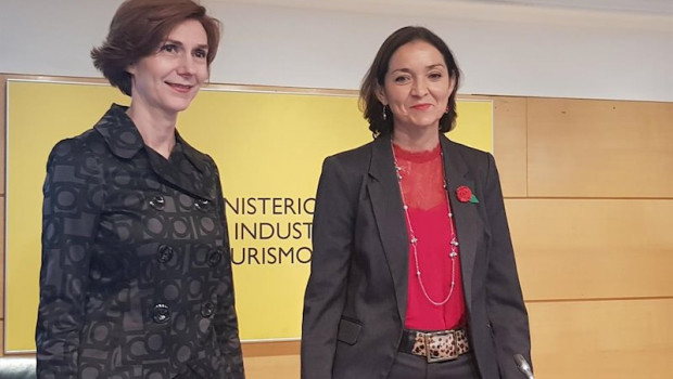ep reyes maroto minstra de industria comercio y turismo en funciones y e isabel oliver secretaria de