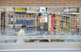 ep un cajero de un supermercado ahorramas trabaja protegido con mascarilla en plena crisis sanitaria ep un cajero de un supermercado ahorramas trabaja protegido con mascarilla en plena crisis sanitaria