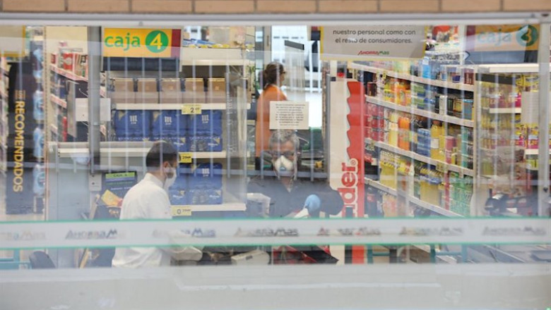 ep un cajero de un supermercado ahorramas trabaja protegido con mascarilla en plena crisis sanitaria