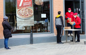 ep un hombre protegido con una mascarilla recoge un menu infantil de telepizza en el barrio de san